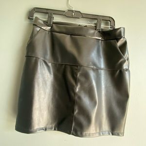 Black skirt with pockets